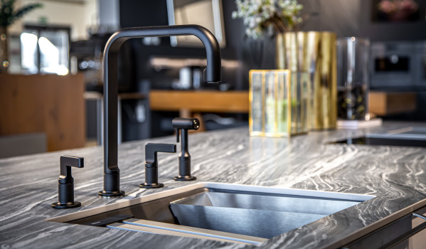 Rubinetto nero in cucina. È una buona idea?