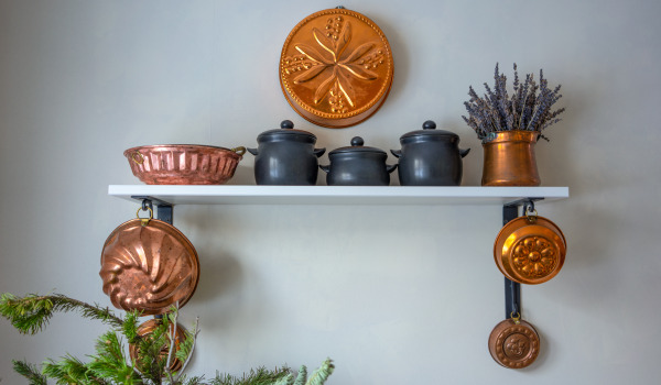 Con quale decorazione di una parete vuota in cucina migliorerai il suo aspetto?