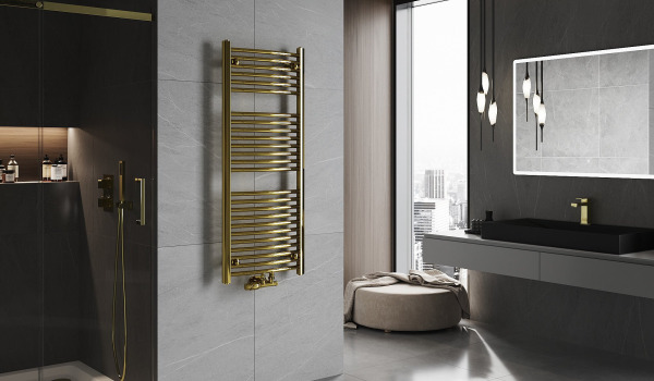 Colore, stile e funzionalità - ovvero un radiatore dorato in bagno