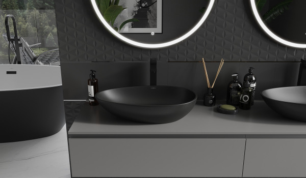 Lavabi in conglomerato in un bagno grigio-nero