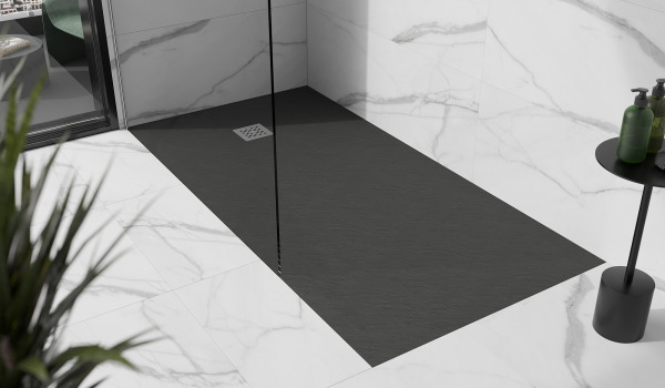 Bagno in marmo con piatto doccia