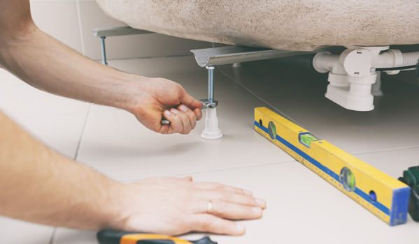 Come montare un piatto doccia rettangolare?