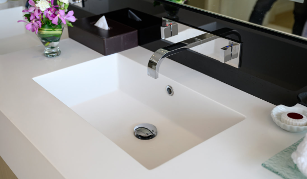 Tappo per lavabo con troppo pieno o senza?