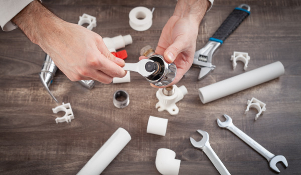 Come installare un piatto doccia quadrato?