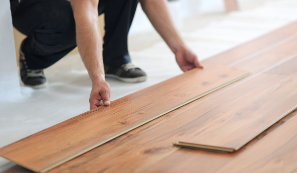 Come livellare il pavimento per i pannelli senza massetto?