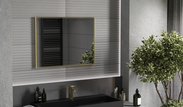 Dettagli dorati nel bagno scuro