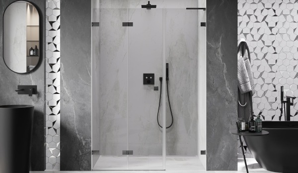 Bagno con piastrelle geometriche sulla parete