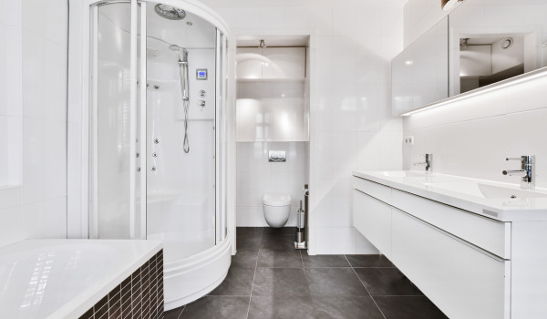 Cabine doccia con piatto o senza?