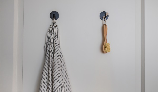 Come montare accessori da bagno con ventose, in modo che non cadano?