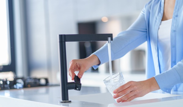 Quale filtro per l'acqua potabile sotto il lavello scegliere? Come funziona?