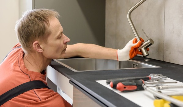 Come sturare un lavandino della cucina? Rimedi casalinghi per liberarlo