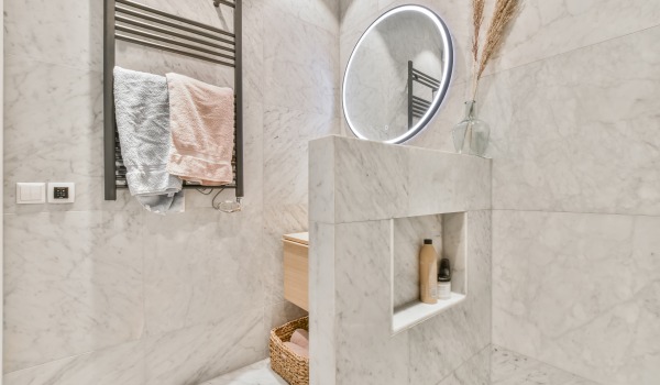 Danni alle piastrelle - come mascherare una piastrella incrinata