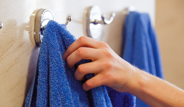 Dove è meglio attaccare i ganci adesivi?