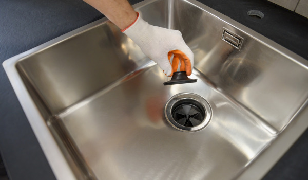 Come installare un tappo automatico per il lavabo?