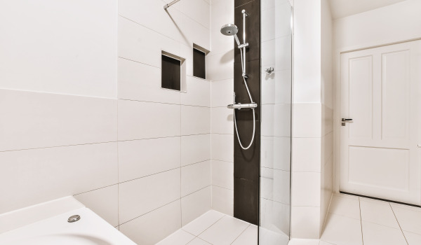 Vantaggi e svantaggi dei set doccia scorrevoli