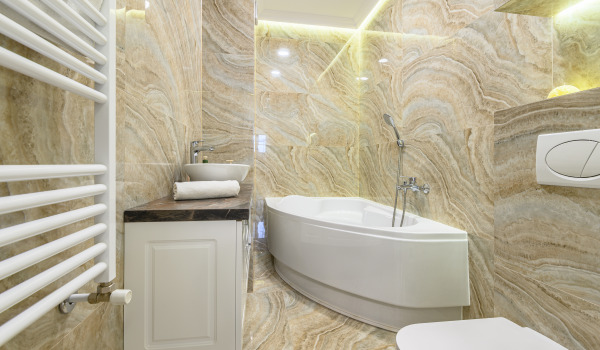 Quale rivestimento scegliere per una vasca angolare?